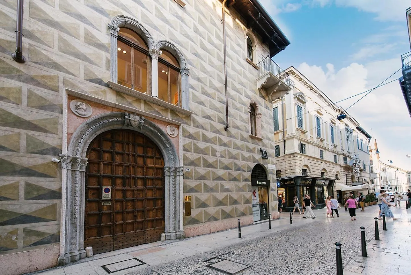 Palazzo Confalonieri Da Lisca contacts