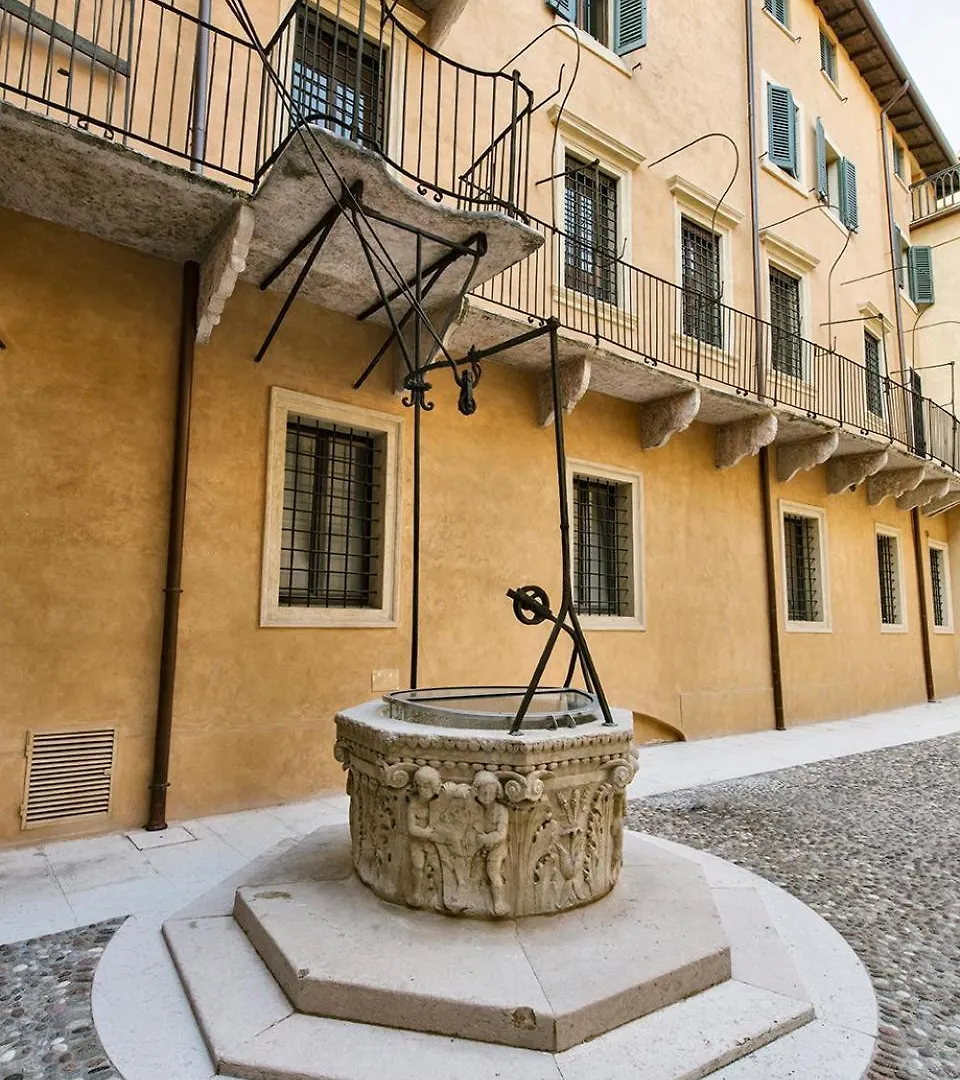 Palazzo Confalonieri Da Lisca Verona 0*,  Italy